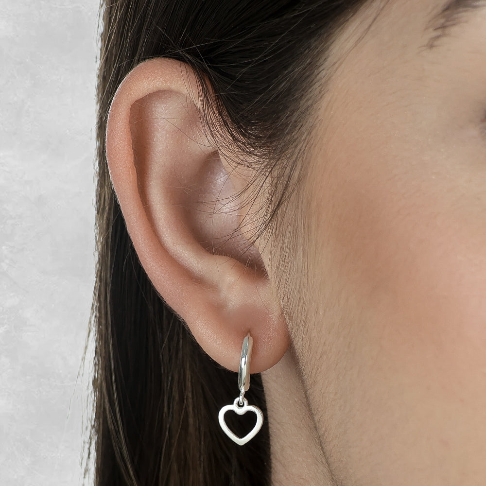brinco de argola com coração em prata 925 - galeria