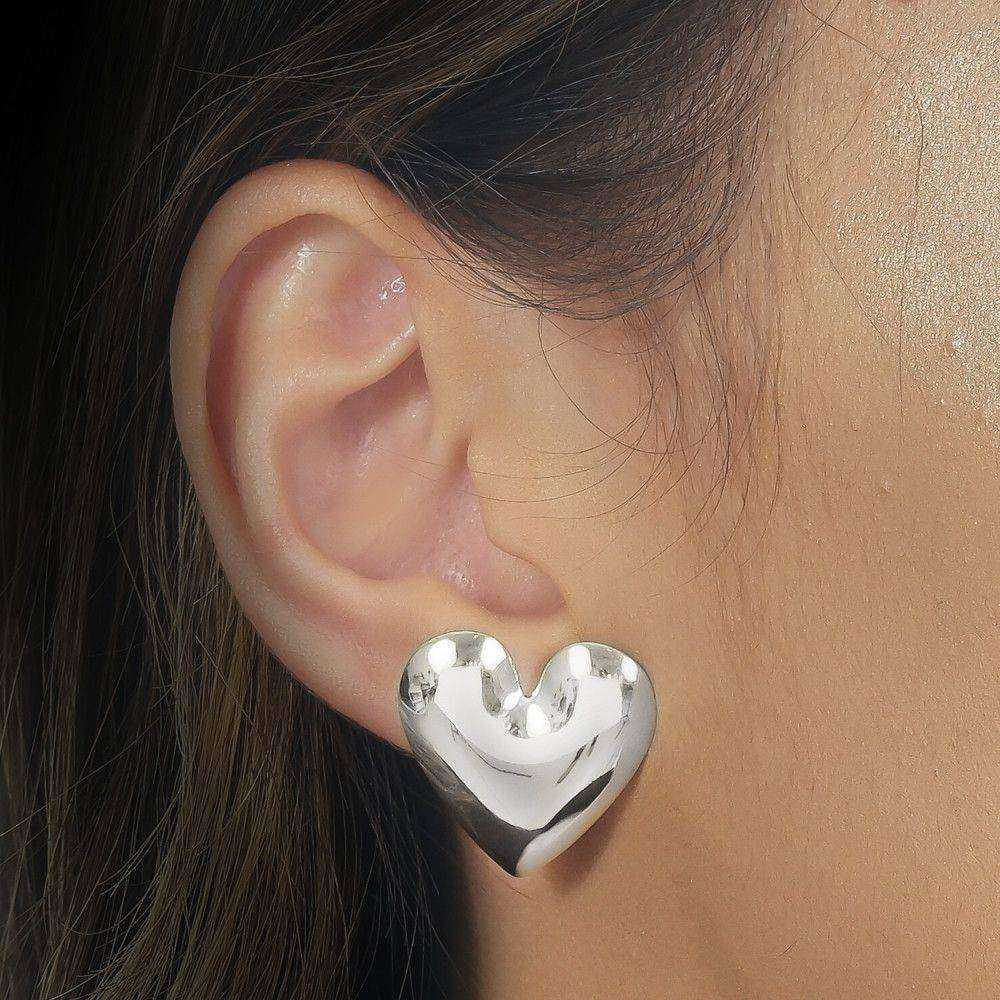 brinco prateado de coração liso - galeria