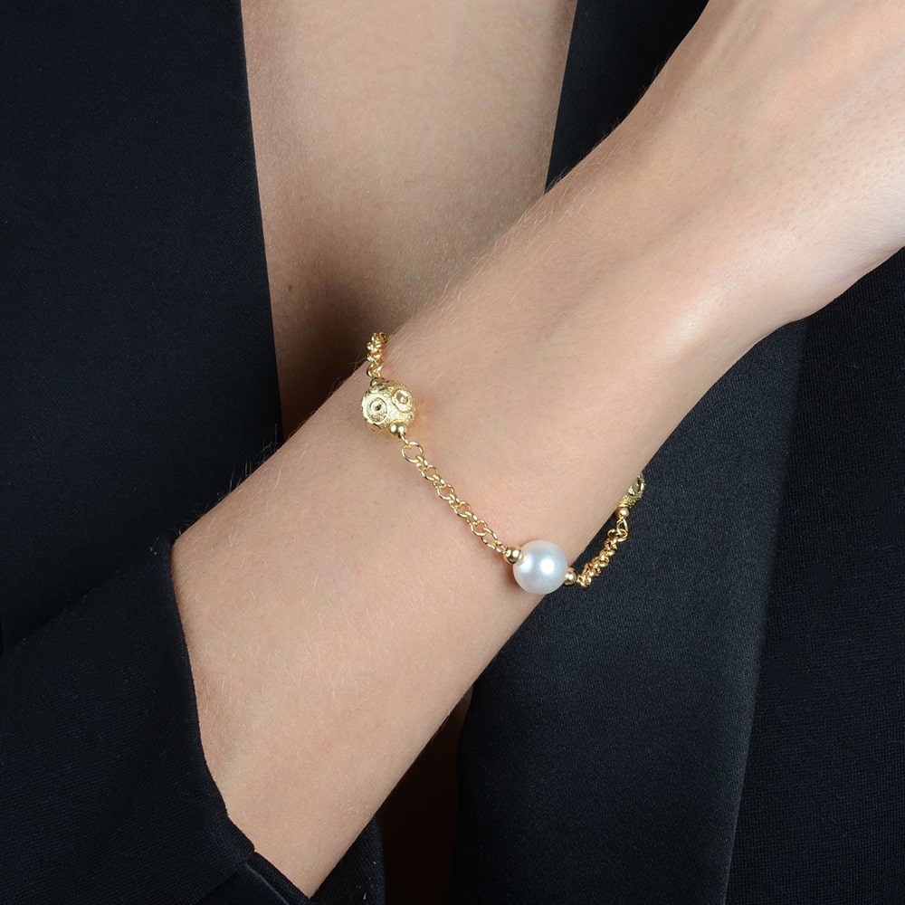 pulseira dourada elo português com pérolas e esferas vazadas - galeria