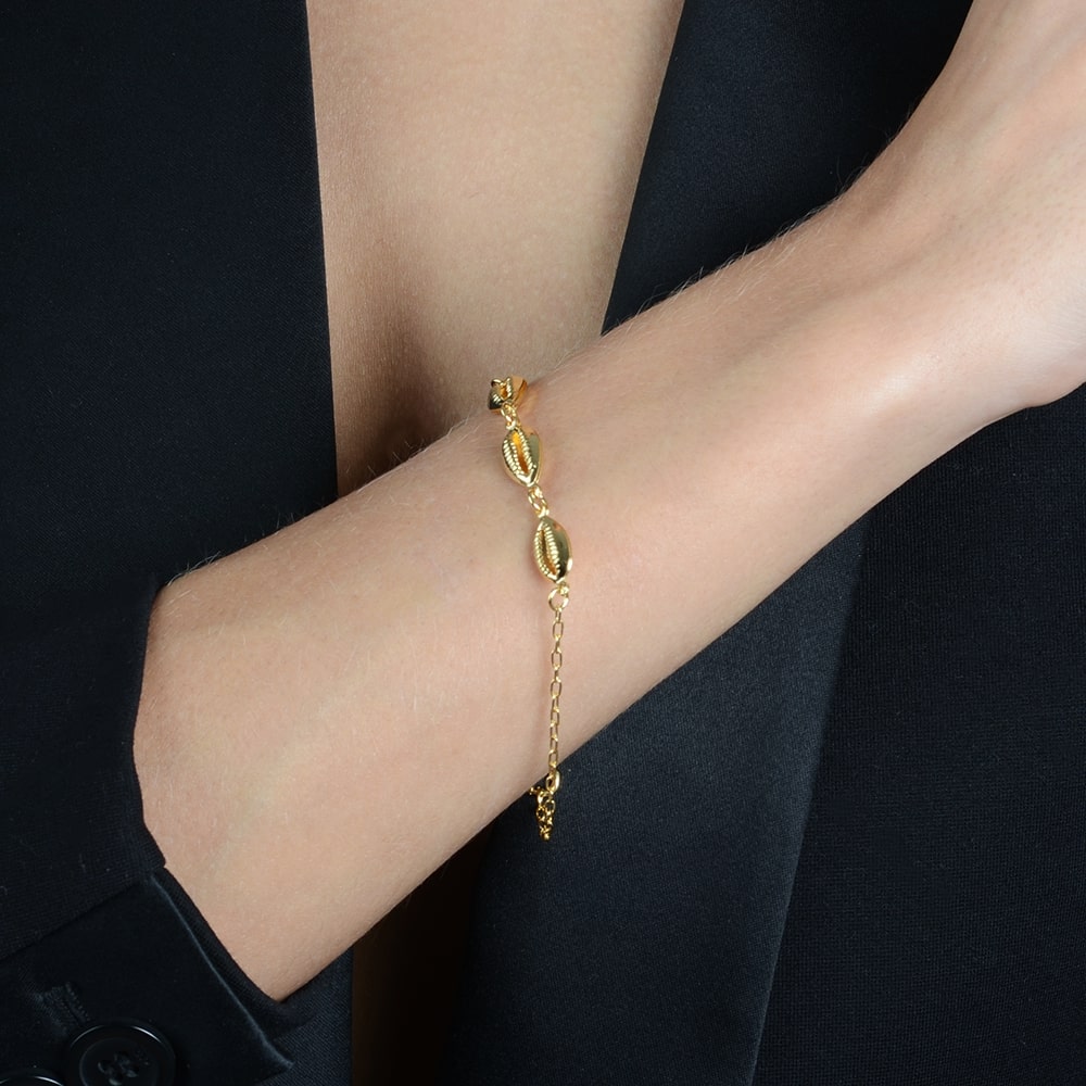 pulseira dourada de búzios - galeria