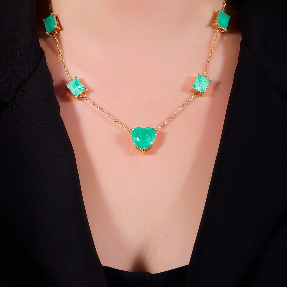 colar dourado de pedras coração e retângulos verdes - galeria